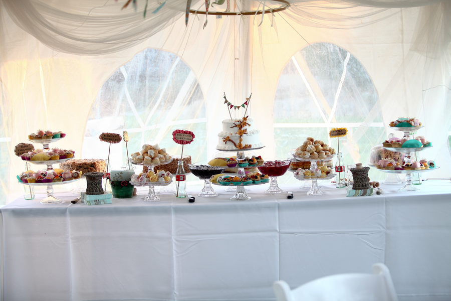 creativediyoutdoorweddingdessertbar How adorable is that cake bunting 