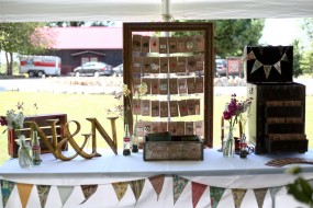 creative-diy-outdoor-wedding-place-card-display