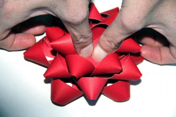 assembling-christmas-bows