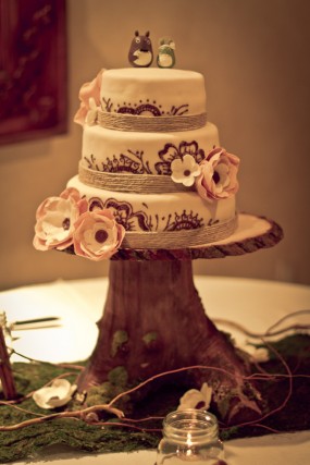 rustic-diy-wood-stump-cake-stand