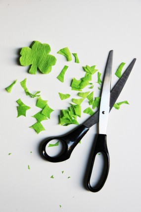 diy-st-patricks-day-shamrock-streamer-garland diy-st-patricks-day-shamrock-streamer-garland