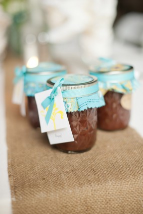 homemade-apple-butter-wedding-favors