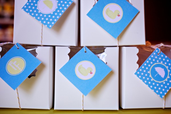 baby-shower-cupcake-favors baby-shower-cupcake-favors