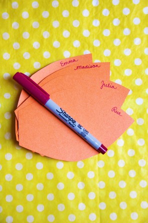 paper-flower-diy-place-cards paper-flower-diy-place-cards