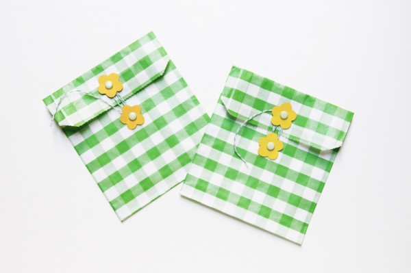 diy-gingham-flower-envelopes diy-gingham-flower-envelopes