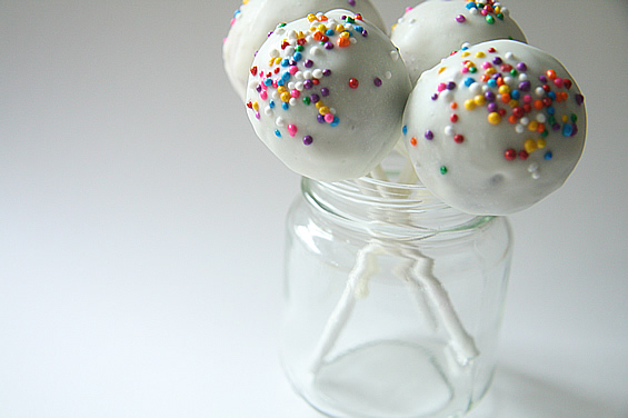 donut-cake-pops-on-a-stick donut-cake-pops-on-a-stick