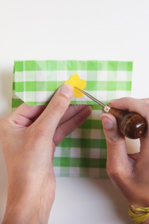 gingham-envelope-diy gingham-envelope-diy