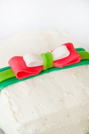 Holiday Gift Cakes with Airhead Bows | Studio DIY