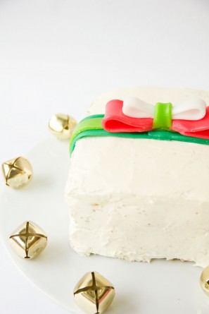 Holiday Gift Cakes with Airhead Bows | Studio DIY