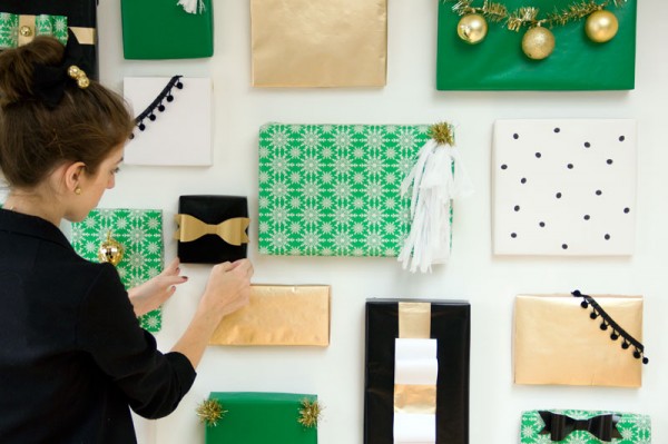 DIY Holiday Present Photo Backdrop by Studio DIY DIY Holiday Present Photo Backdrop by Studio DIY
