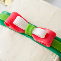 Holiday-Gift-Cakes-with-Airhead-Bows