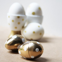 diy-gold-polka-dot-easter-eggs-egg-cups-600x399