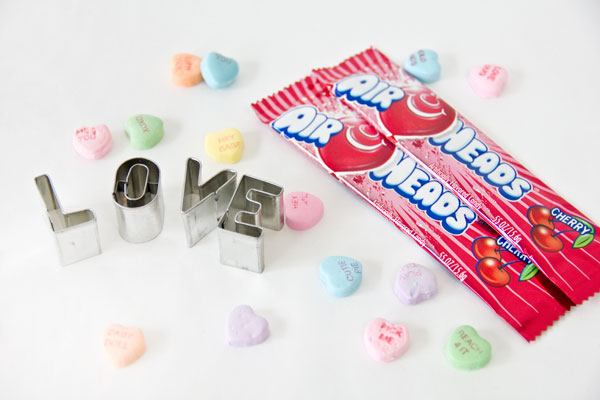 Useful Life Hacks-decorating a cake using cookie cutter letters